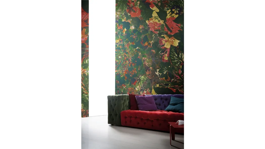 Carta da parati nei toni del verde, rosso e giallo Flower Power di London Art