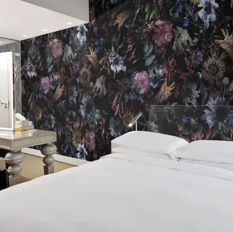 Carta da parati con fiori colorati su fondo scuro Rio di London Art