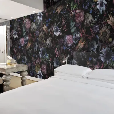 Carta da parati con fiori colorati su fondo scuro Rio di London Art
