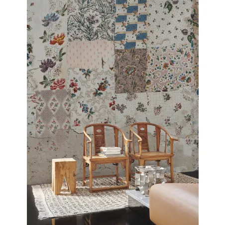 Carta da parati materica Tex-Tales con patchwork di tessuti strappati su un intonaco eroso dal tempo di Wall&Decò
