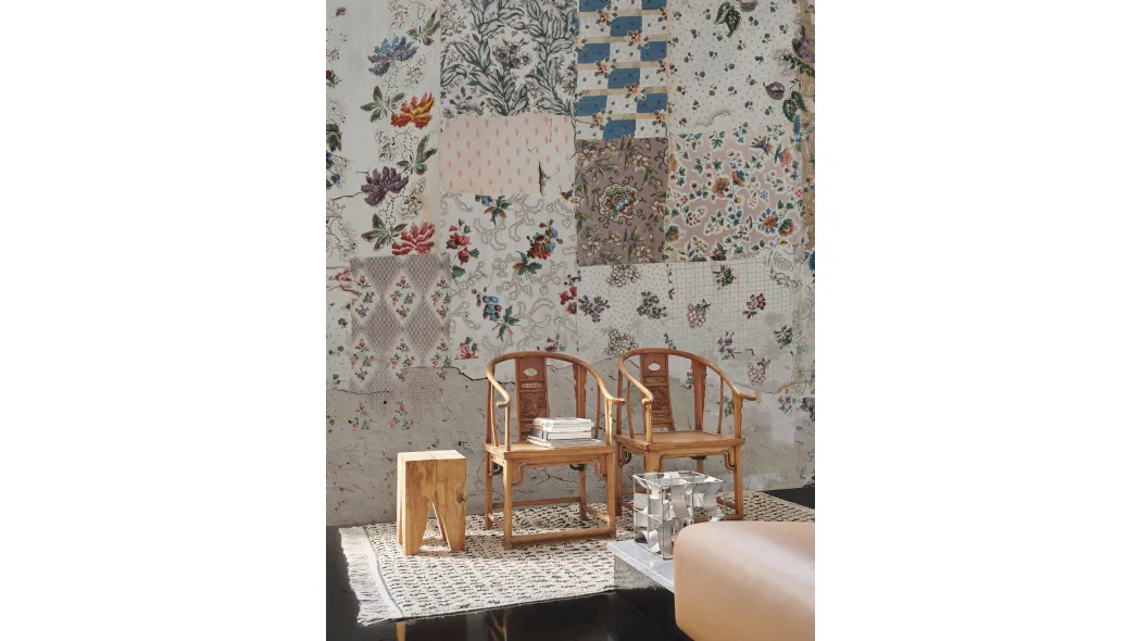 Carta da parati materica Tex-Tales con patchwork di tessuti strappati su un intonaco eroso dal tempo di Wall&Decò