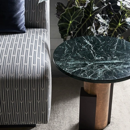 Tavolino rotondo 1968 con top in marmo e struttura in ottone brunito a mano con parti in frassino tinto nero di Gallotti&Radice