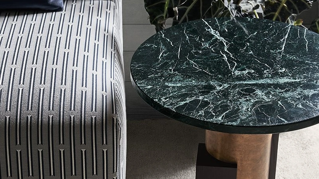 Tavolino rotondo 1968 con top in marmo e struttura in ottone brunito a mano con parti in frassino tinto nero di Gallotti&Radice