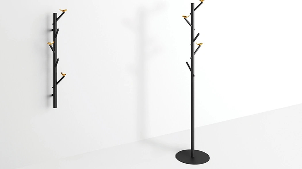Appendiabiti Bird Watch Hanger in legno di frassino con uccellini in fusione di ottone di Minotti Italia