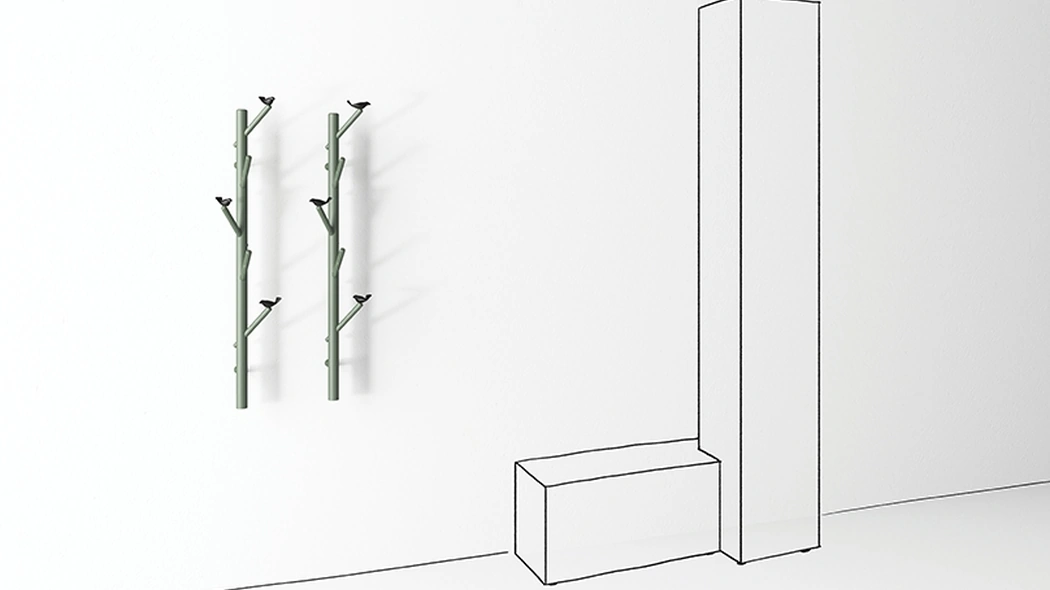 Appendiabiti Bird Watch Hanger in legno di frassino con uccellini in fusione di ottone di Minotti Italia