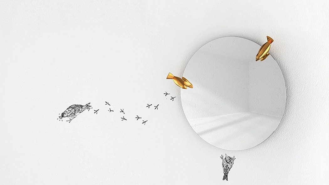 Specchio appendiabiti Bird Watch Mirror con uccellini in fusione di ottone di Minotti Italia