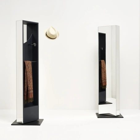 Specchio appendiabiti Black Mirror di Minotti Italia