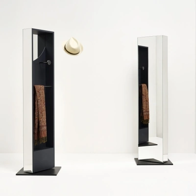 Specchio appendiabiti Black Mirror di Minotti Italia