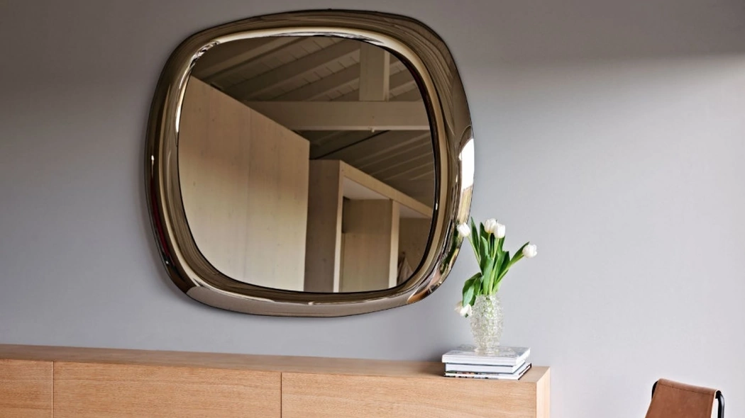 Specchio Bold H120 con cornice in vetro bronzo di Midj