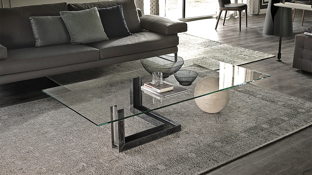 Tavolino in vetro con base in acciaio e sfera in travertino Levante di Cattelan Italia