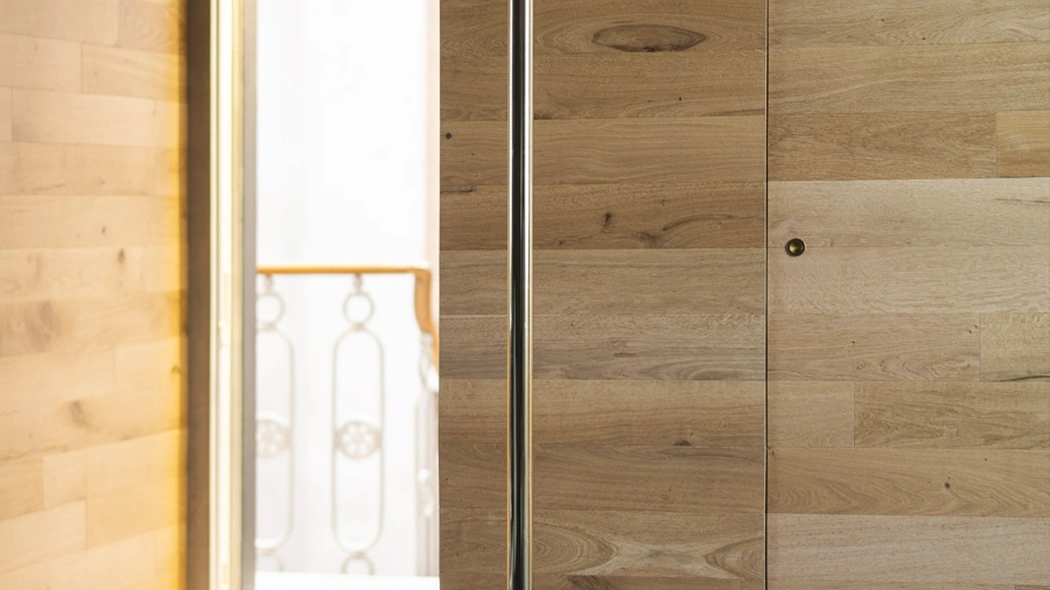 Appendiabiti in metallo Chaperon di Opinion Ciatti