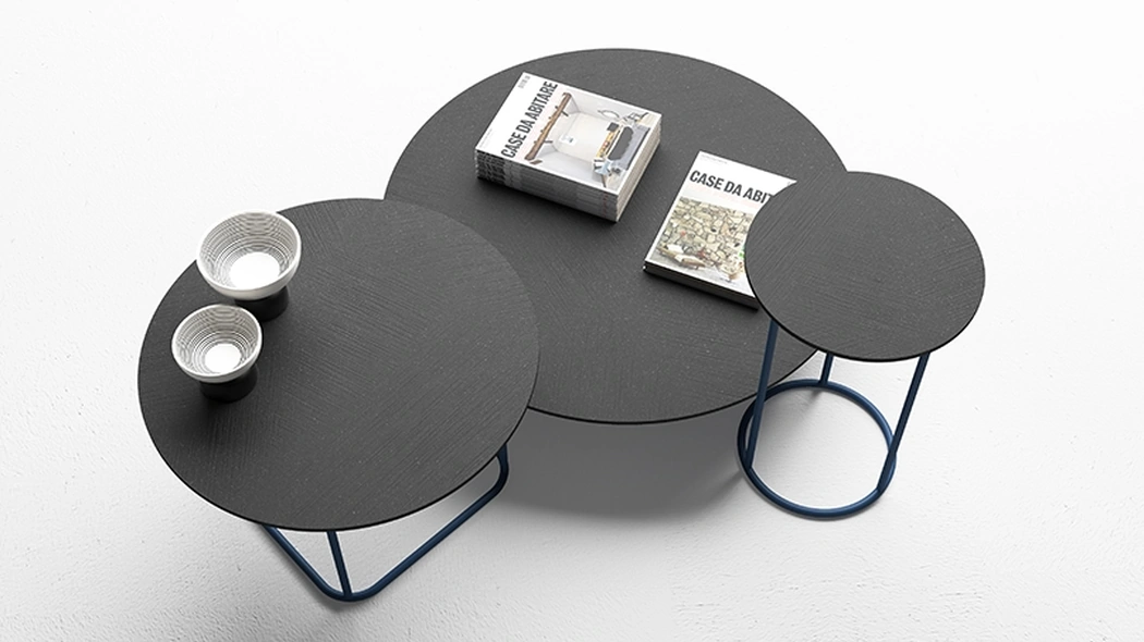 Tavolini con top in cemento antracite Circus di Minotti Italia