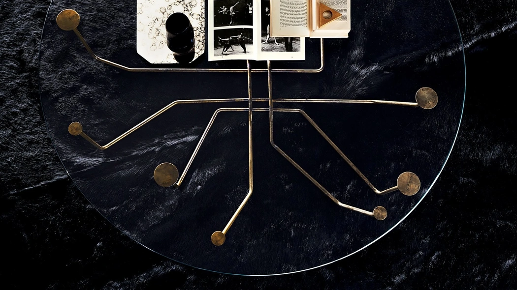 Tavolino Connection in cristallo extralight con struttura in ottone brunito a mano di Gallotti&Radice