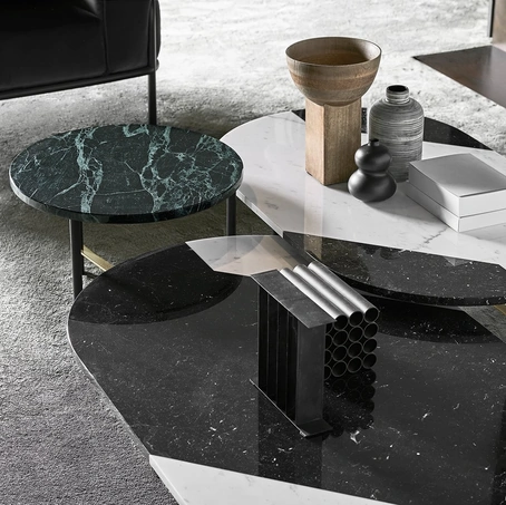Tavolino ovale Cookies in marmo lucido naturale Bianco Statuario e Nero Marquinia e Cookie Circle in marmo lucido naturale Verde Alpi di Gallotti&Radice