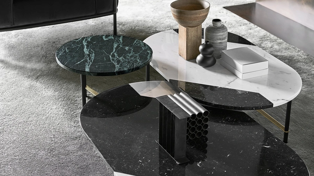 Tavolino ovale Cookies in marmo lucido naturale Bianco Statuario e Nero Marquinia e Cookie Circle in marmo lucido naturale Verde Alpi di Gallotti&Radice