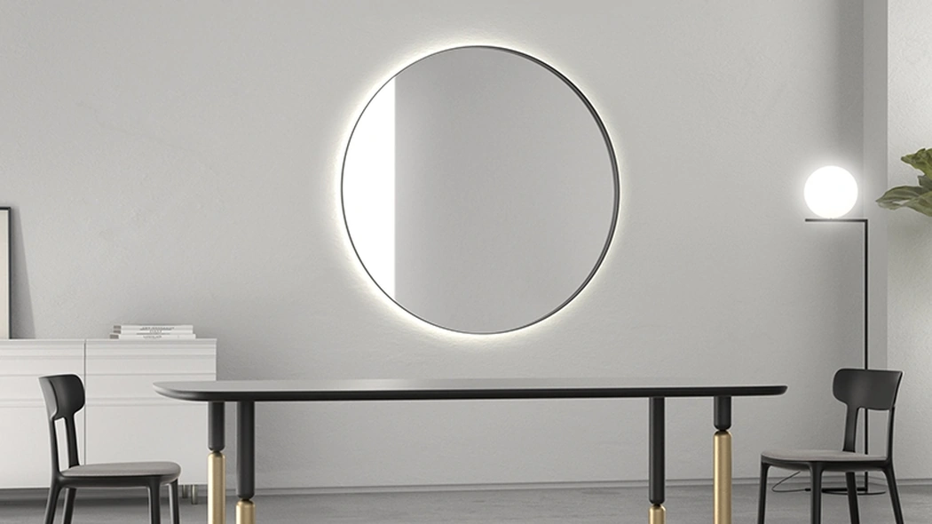 Specchio FullMoon di grandi dimensioni con cornice in metallo di Minotti Italia