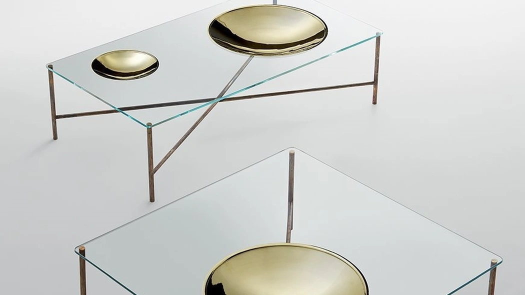 Tavolino in cristallo con piatto in ottone lucido Golden Moon di Gallotti&Radice