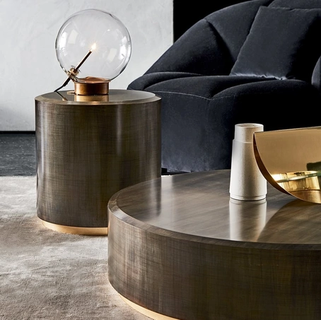 Tavolino Gong in legno bisellato e decorato con lavorazione manuale con base in foglia oro di Gallotti&Radice