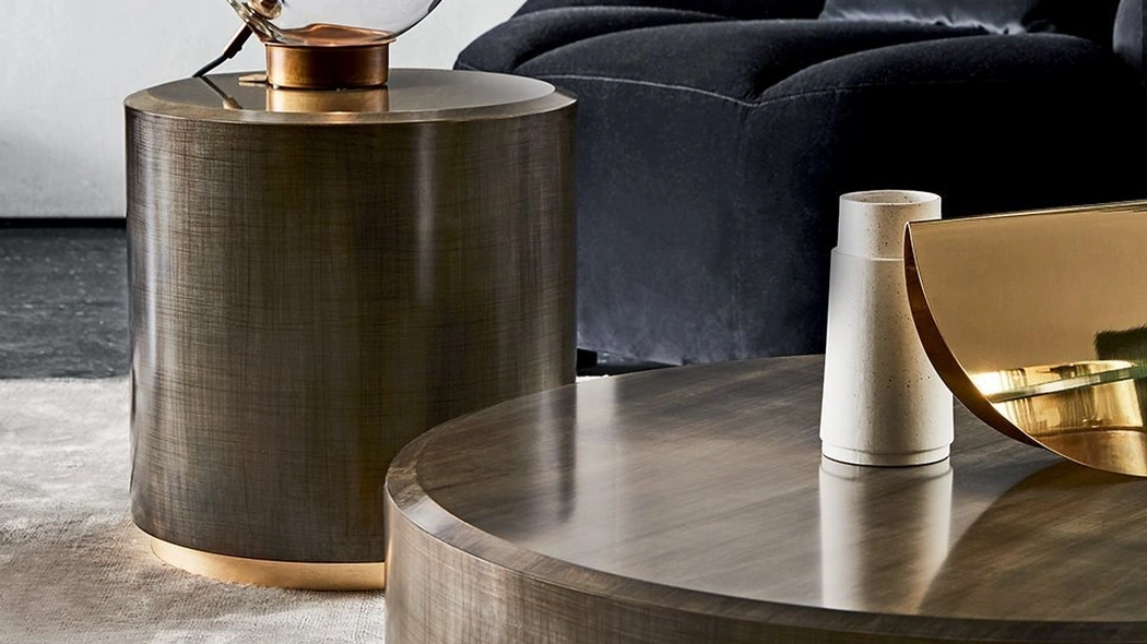 Tavolino Gong in legno bisellato e decorato con lavorazione manuale con base in foglia oro di Gallotti&Radice