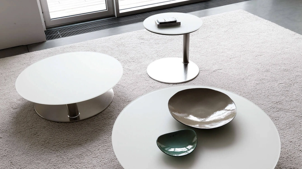 Tavolino con piano circolare in vetro laccato e base in metallo Kara di Desirèe