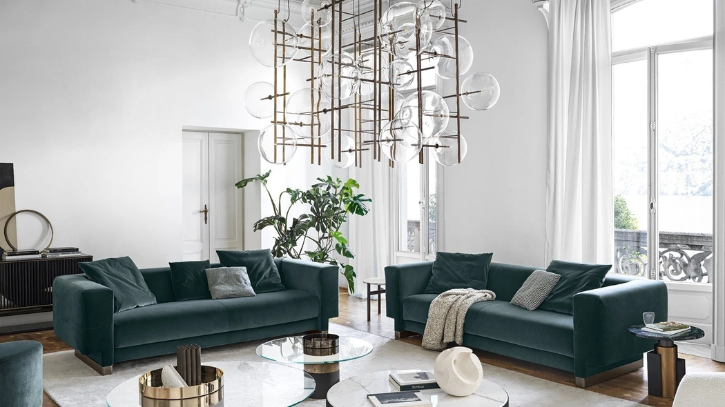 Tavolino rotondo Nori con top in marmo, struttura in legno massello con fascia zigrinata a mano e zoccolo in ottone brunito di Gallotti&Radice