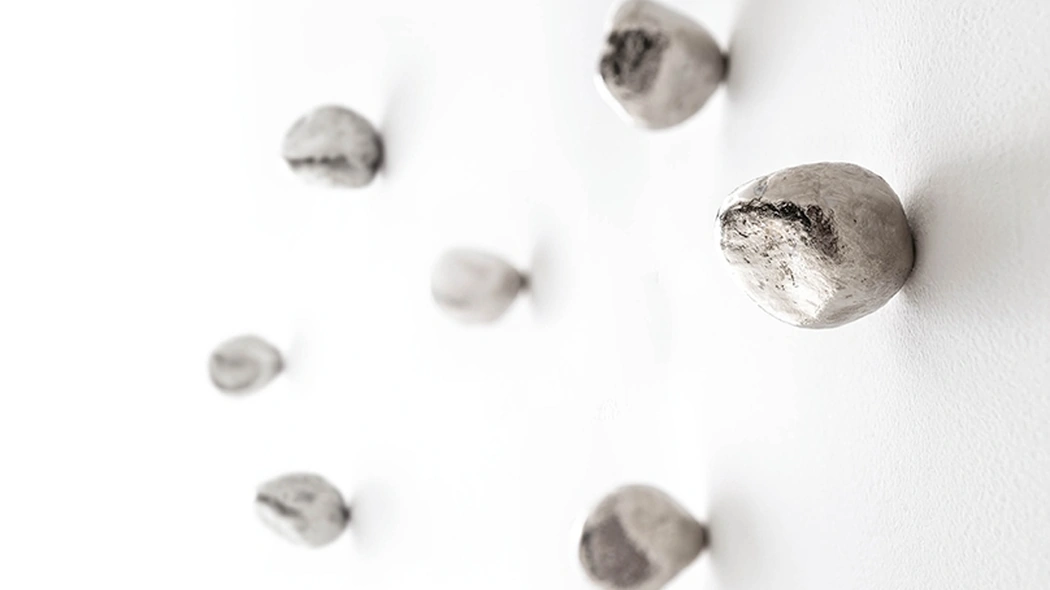 Appendiabiti Pepite in fusione di ottone finitura cromo di Minotti Italia