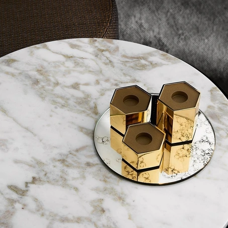 Portacandele in ottone massiccio lucido all’esterno e opaco all’interno Candle Holder Hexagonal di Gallotti&Radice