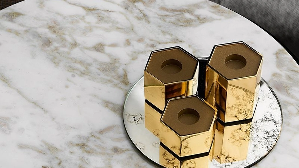 Portacandele in ottone massiccio lucido all’esterno e opaco all’interno Candle Holder Hexagonal di Gallotti&Radice