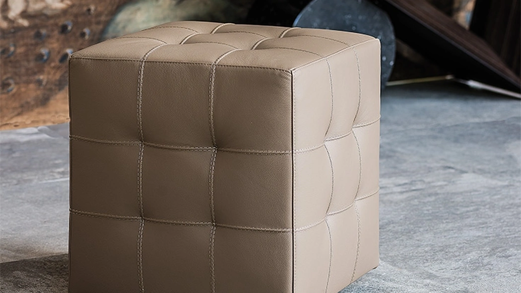 Pouf Bob su ruote imbottito e rivestito in pelle con lavorazione capitonné di Cattelan Italia