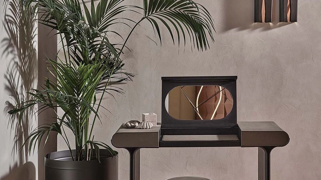 Pouf Stami rivestito in pelle con zoccolo in frassino tinto nero di Gallotti&Radice