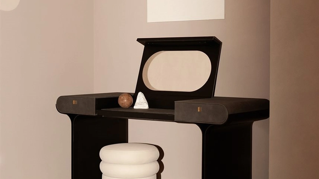 Pouf Stami rivestito in pelle con zoccolo in frassino tinto nero di Gallotti&Radice