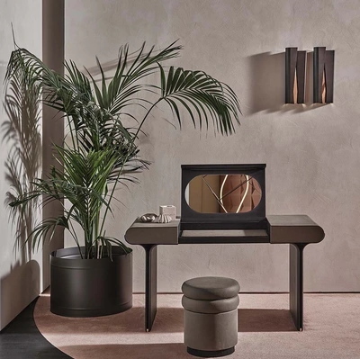 Pouf Stami rivestito in pelle con zoccolo in frassino tinto nero di Gallotti&Radice