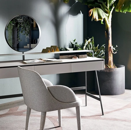Scrittoio Venere in legno rivestito in cristallo con cassetti in legno laccato e struttura in metallo di Gallotti&Radice