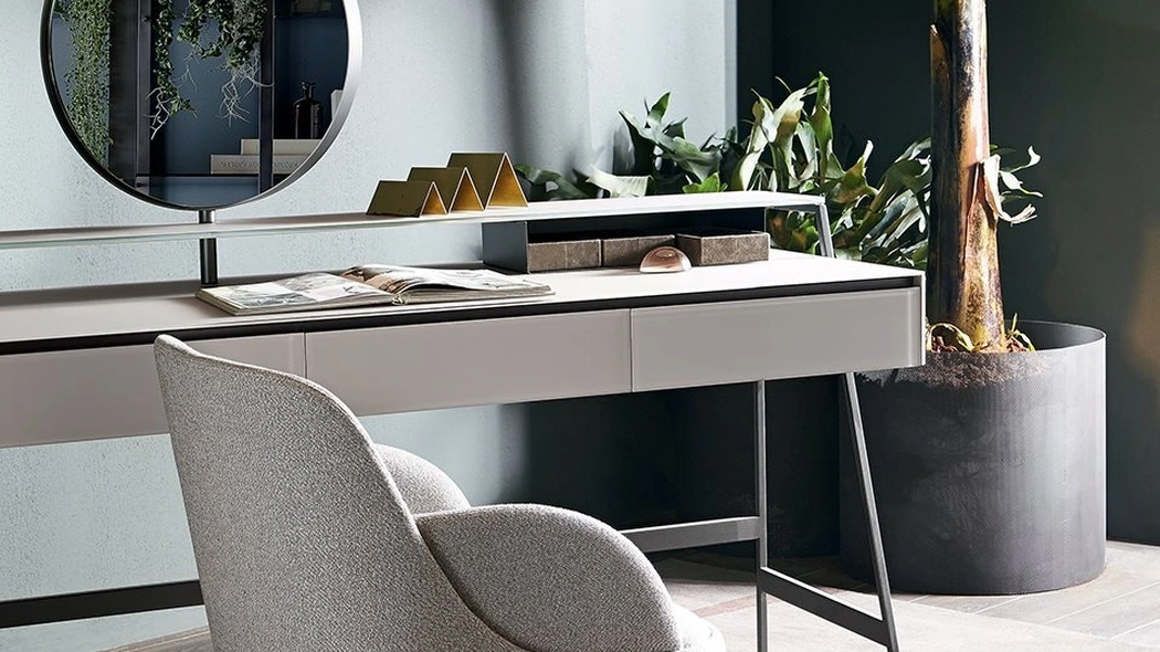 Scrittoio Venere in legno rivestito in cristallo con cassetti in legno laccato e struttura in metallo di Gallotti&Radice