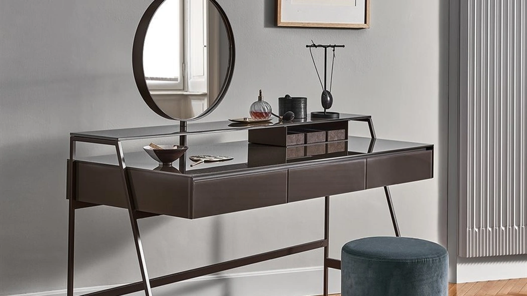 Scrittoio Venere in legno rivestito in cristallo con cassetti in legno laccato e struttura in metallo di Gallotti&Radice