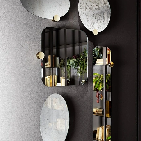 Specchio Odette con particolare decorativo in ottone lucido posizionabile a discrezione lungo il perimetro di Gallotti&Radice