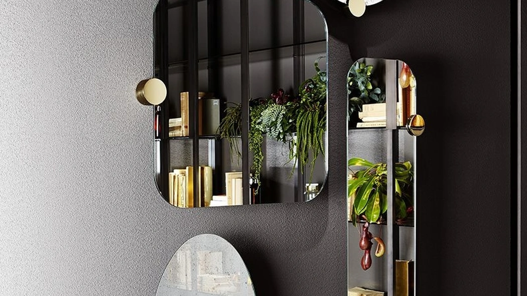 Specchio Odette con particolare decorativo in ottone lucido posizionabile a discrezione lungo il perimetro di Gallotti&Radice