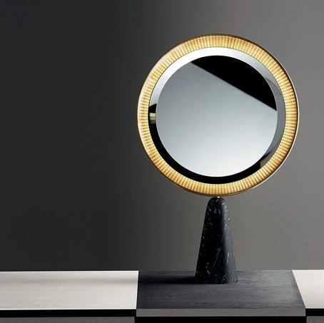Specchio da tavolo Selene Mirror con cornice in metallo laccato ottone satinato e base in marmo levigato opaco Nero Marquinia di Gallotti&Radice