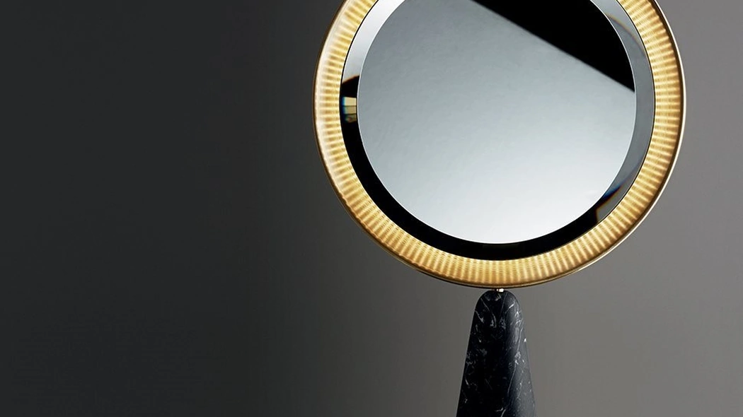 Specchio da tavolo Selene Mirror con cornice in metallo laccato ottone satinato e base in marmo levigato opaco Nero Marquinia di Gallotti&Radice