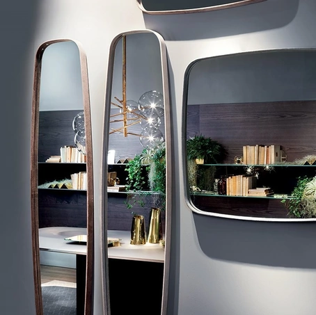 Specchio Soft con cornice in pelle scamosciata di Gallotti&Radice