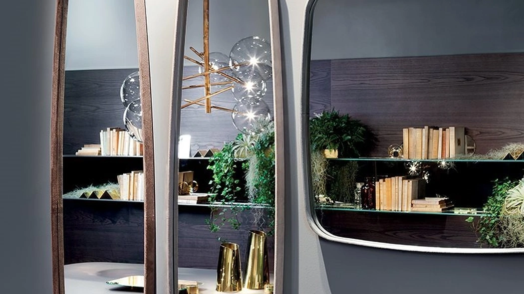 Specchio Soft con cornice in pelle scamosciata di Gallotti&Radice