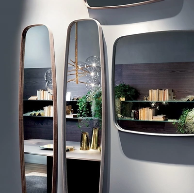Specchio Soft con cornice in pelle scamosciata di Gallotti&Radice