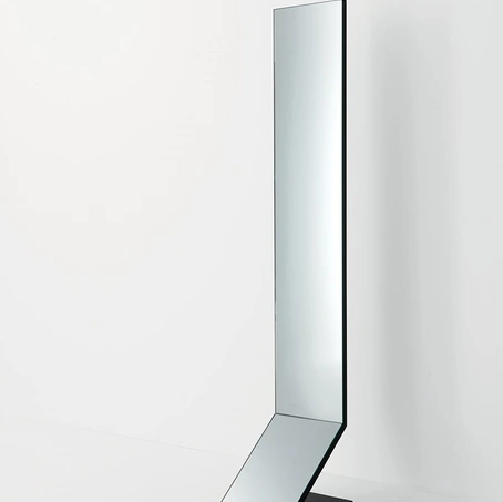 Specchio con struttura autoportante in metallo piegato e verniciato color grigio Zed di Gallotti&Radice