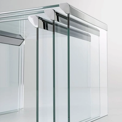 Tavolino Trio in cristallo con parti metalliche in acciaio inox lucido di Gallotti&Radice