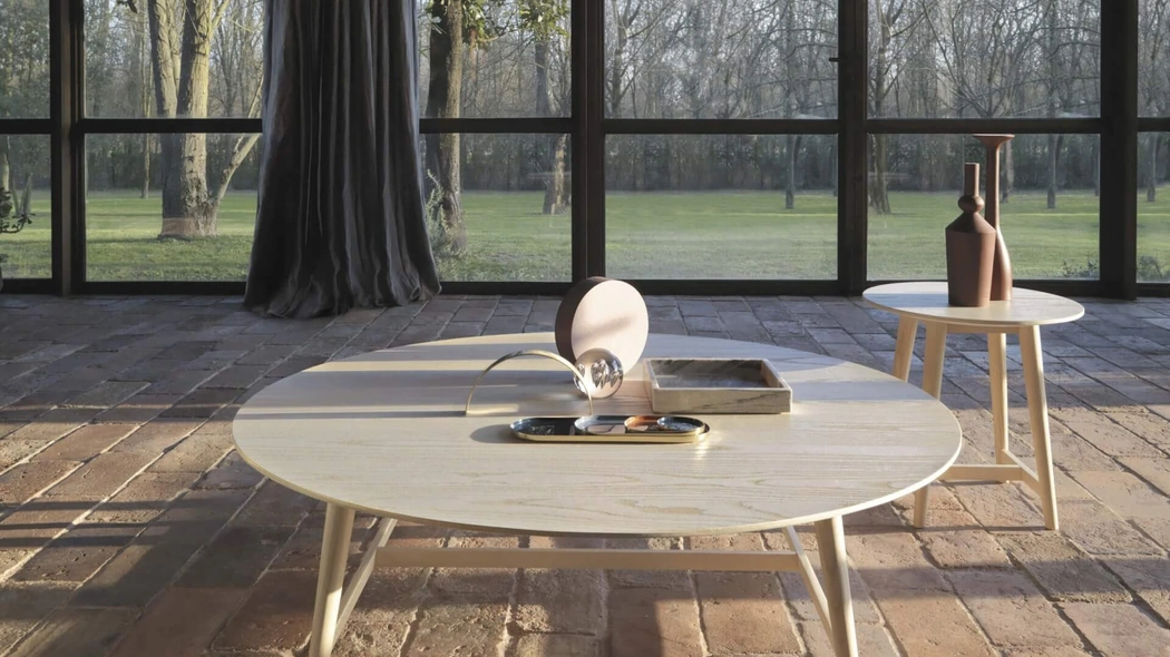 Tavolino rotondo con top in marmo e base in legno Tomo di Desirèe