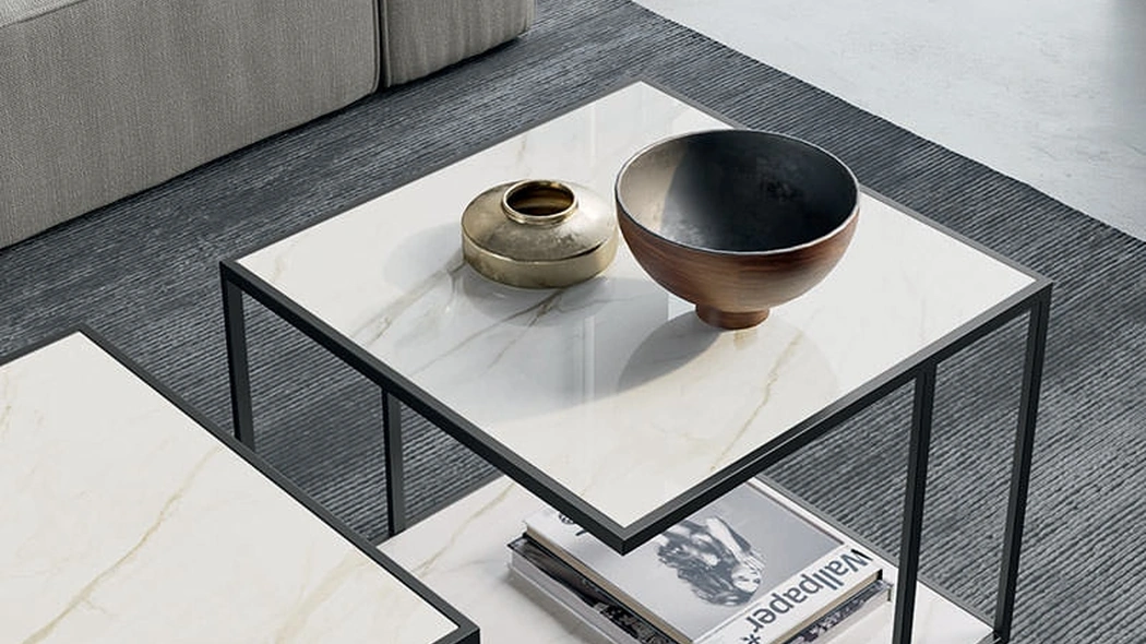 Tavolino quadrato Track in gres e metallo di Dall'Agnese