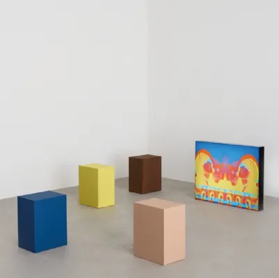 Tavolino seduta Unus realizzato in MDF e rifinito tramite applicazione manuale di resine spatolate a mano di Desalto