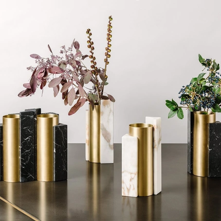 Vase 1968 in ottone satinato e marmo levigato opaco Nero Marquinia o Calacatta Vagli Oro di Gallotti&Radice
