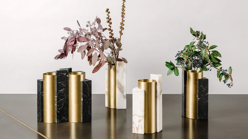 Vase 1968 in ottone satinato e marmo levigato opaco Nero Marquinia o Calacatta Vagli Oro di Gallotti&Radice