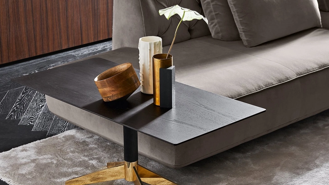Tavolino Zen Low con piano in frassino spazzolato tinto nero poro aperto con base in alluminio con dettagli ottonati lucidi di Gallotti&Radice